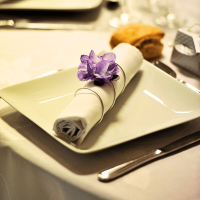 Assiette carrée - 24 x 24 cm - Modulo Blanc - En présentation sur une table de restaurant
