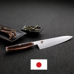 Miyabi 6000 MCT Gyutoh 24 Cm - Couteau De Chef Japonais. Vue horizontale à côté d'asperge + le drapeau japonais.