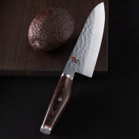Miyabi 6000 MCT Gyutoh 24 Cm - Couteau De Chef Japonais. Vue du couteau sur une table de découpe et avocat.