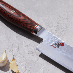 Miyabi 6000 MCT Gyutoh 24 Cm - Couteau De Chef Japonais. Vue zoomé lame et manche - éclairé.