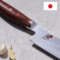 Miyabi 6000 MCT - Couteau Santoku Japonais Lame 18 cm. Zoom sur le manche et la lame - Drapeau Japonais