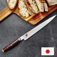 Miyabi 6000 MCT - Couteau Sujihiki Japonais - Lame 24 cm - Vue de haut - drapeau japonais - Planche de pain de mie tranché
