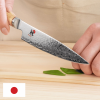 Miyabi 5000 MCD Shotoh - Couteau d’Office Japonais - Lame 13 cm - Vue rapprochée en situation de découpe
