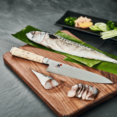 Miyabi 5000 MCD Gyutou - Couteau de Chef Japonais - Lame 24 cm - Vue en situation avec du poisson