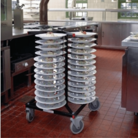 Échelle Mobile Porte-Plats Jackstack - Capacité 52 Assiettes - Vue de loin en situation dans une cuisine