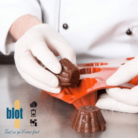 Moule Gastroflex Silicone 9 Briochettes - Matfer - Photo de mise en situation avec un chef cuisinier