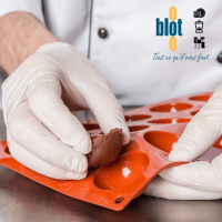 Gastroflex Plaque GN 1/3 - 24 Petits Fours Ronds - Matfer - Mise en situation avec un professionnel de la pâtisserie