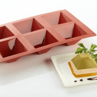 Gastroflex Plaque GN 1/3 - 6 Pyramides 7x7x4 cm - Matfer - Vue en situation avec un gâteau en forme de pyramide