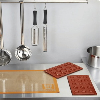 Gastroflex Plaque GN 1/3 - 15 Tartelettes 4,5 cm - Matfer - Vue en situation sur un plan de travail