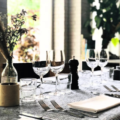 Verre à Eau Empilable 16 cl Duralex - Élégance et Robustesse - Vue sur table de restaurant