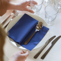 Serviette Bio Dunisoft® 40 x 40 cm Bleu Foncé – Élégance - Vue disposée sur une table de restaurant