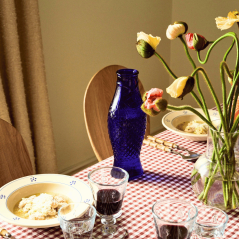 Carafe bleue marine en verre pressé - Élégance et modernité sur votre table