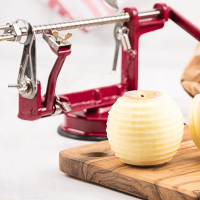 Découpe fine et homogène des pommes avec le pèle-pommes Tellier.