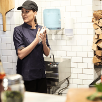 Utilisation en cuisine professionnelle du distributeur Tork Reflex M4 mural.