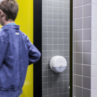 Installation du distributeur Tork SmartOne T8 dans des toilettes publiques.