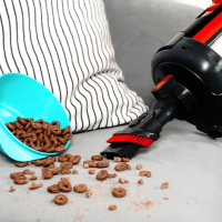 Aspiration de céréales sur canapé avec l’accessoire brosse du Henry Quick