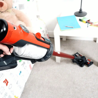 Aspiration d’une chambre d’enfant avec le balai sans fil Henry Quick