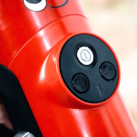 Gros plan sur les boutons de commande de l’aspirateur Henry Quick