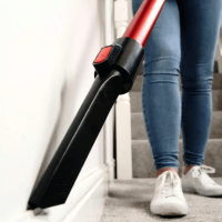 Suceur plat du Henry Quick aspirant les plinthes d’un escalier