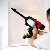 Aspirateur balai Henry Quick Numatic en utilisation pour nettoyer en hauteur.