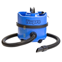 Vue latérale de l’aspirateur professionnel Numatic Nupro NUV180 avec flexible branché.