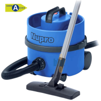 Aspirateur Nupro en situation d’usage, équipé de son tube aluminium et d’une brosse sol.