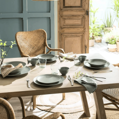 Mise en situation sur table avec éléments végétaux décoratifs.