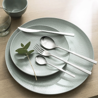Délicatesse du vert jade valorisant la présentation des plats.
