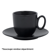 Profil de la tasse à café Modulo Nature « Pierre de lave » noir 11,5 cl posée sur sa soucoupe quadrillée assortie.