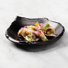 Présentation gastronomique sur assiette noire brute – mise en valeur des textures