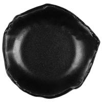 Assiette noire brute en grès – design asymétrique pour une présentation unique