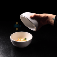 Service manuel d’un plat dans une sphère en porcelaine blanche INSITU – Moment de dévoilement