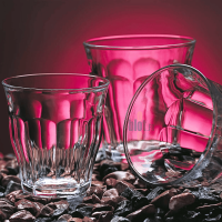 Verres Duralex Picardie 25 cl – design iconique en mise en scène artistique sur fond rouge