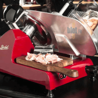 Trancheuse Berkel en action découpant du jambon sur planche en bois