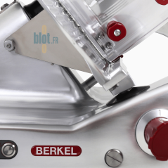 Zoom sur le système de glissement du plateau presse-aliment de la Berkel BEG350
