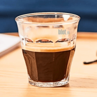 Verre Duralex Picardie 16 cl rempli de café sur une table en bois