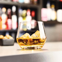 Gobelet Lima 35cl avec whisky et glaçons sur un bar