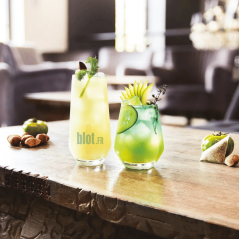 Gobelets Lima 38cl sur une table avec cocktails colorés