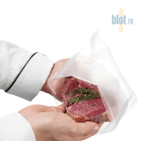 Sachet gaufré transparent 20x25 cm tenu en main avec viande crue assaisonnée