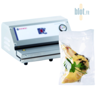 Sac gaufré 20x30 cm avec cuisse de poulet marinée devant machine sous vide