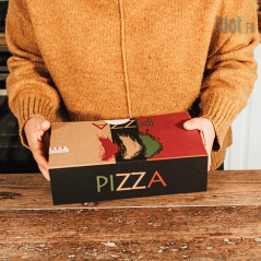 Boîte à pizza calzone kraft brun design moderne tenue en main