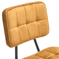 Chaise LIPARI moutarde dossier capitonné vue rapprochée