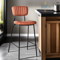 Tabouret DALLAS marron clair en situation devant un plan de cuisine moderne