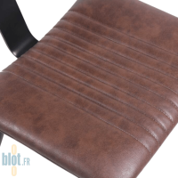 Gros plan sur l’assise en simili cuir marron foncé avec coutures verticales de la chaise VIRGINIA.