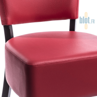 Zoom sur l’assise et le dossier garnis en simili cuir groseille de la chaise LOUISE