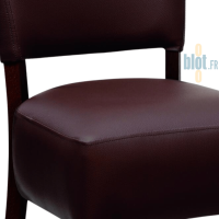 Zoom sur l’assise garnie et le dossier rembourré en simili cuir chocolat de la chaise LOUISE