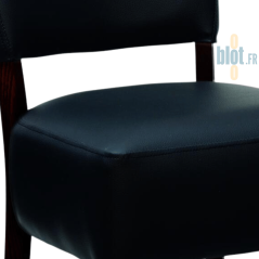 Zoom sur l’assise et le dossier rembourrés en simili cuir noir ébène de la chaise LOUISE