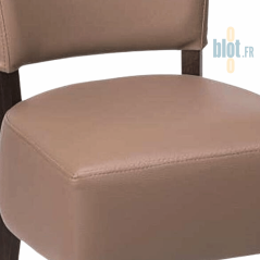 Zoom sur l’assise et le dossier rembourrés en simili cuir taupe de la chaise LOUISE