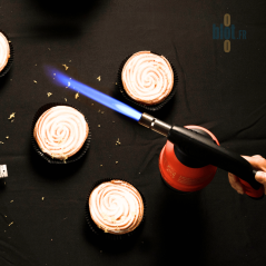 Chalumeau Matfer utilisé pour caraméliser des desserts professionnels