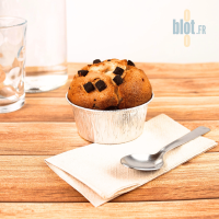 Godet aluminium rempli de muffin posé sur serviette en situation de dégustation